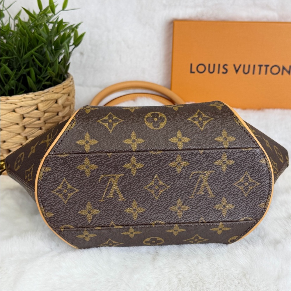 Authenticated Louis Vuitton MM Ellipse Monogram Handbag COA included - Picture 8 of 13